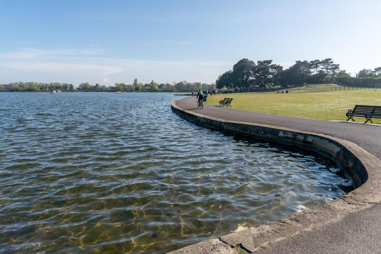 Park Lake View Poole Bagian luar foto