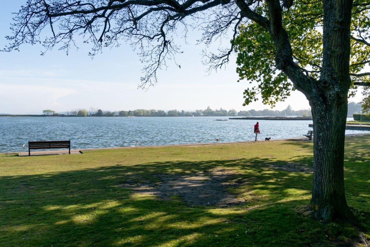 Park Lake View Poole Bagian luar foto